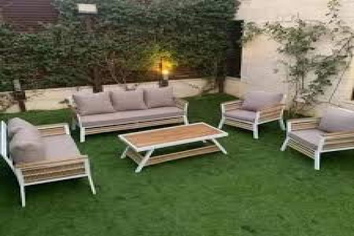 جلسات خارجية توفر بيئة مريحة للاسترخاء في الهواء الطلق مع تصميم عصري.